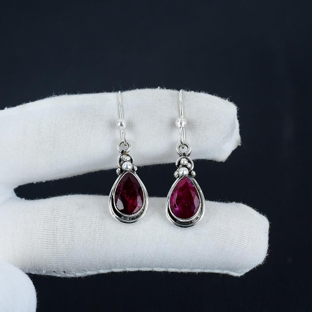 Jemné náušnice s drahokamami Kašmírsky rubín, Náušnice zo striebra 925, Ručne vyrábané boho strieborné visiace náušnice, Darček k výročiu