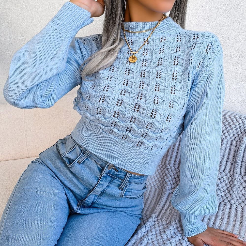 Jednobarevné duté pruhované lucernové rukávy ve street stylu a pletený svetr s odhalením pupíku