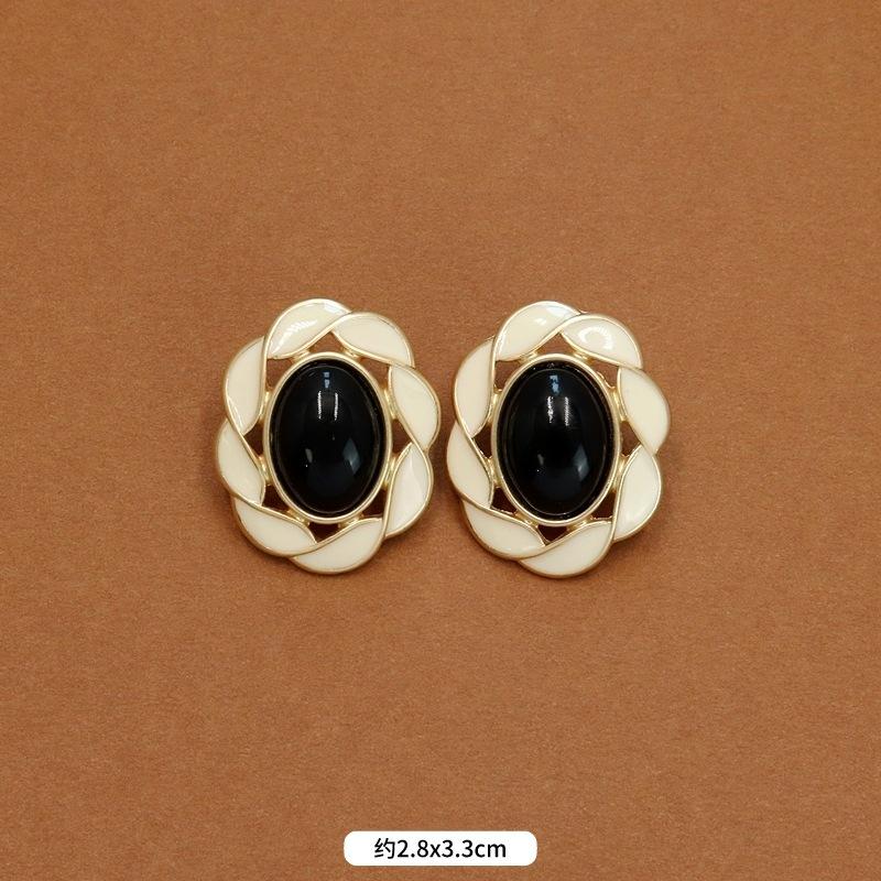 Autumn and winter niche French retro court enamel stud earrings femininity fashionable personality exaggerated Hong Kong style small fragrant ear