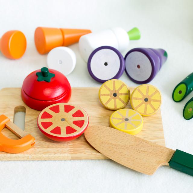 Wooden Magnetic Play Kitchen Set: Cuttable Fruits & Vegetables for Kids Pretend Play