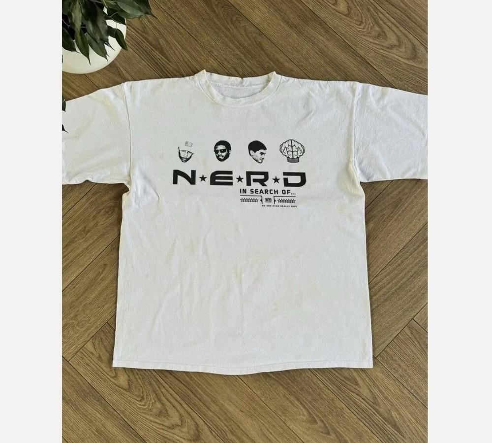 Новая одежда Фаррелла Уильямса N.E.R.D. В поисках… Футболка Унисекс Футболка L
