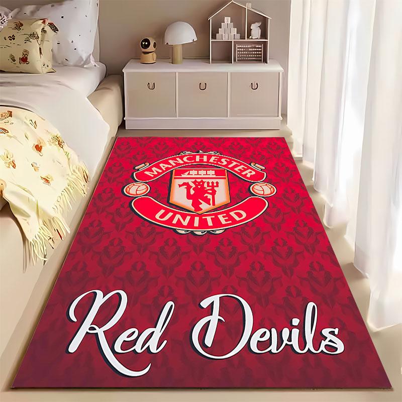 Dywanik z logo Manchester United odpowiedni jako mata antypoślizgowa do salonu lub sypialni przy sofie