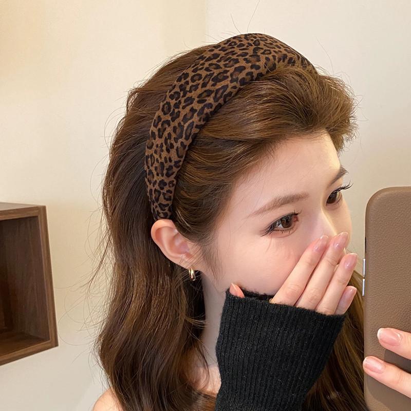 Fascia wide-brimmed in camoscio con stampa leopardata retrò per donna, nuovo stile autunno-inverno, capelli di lusso leggero, fascia per il viso alto a teschio