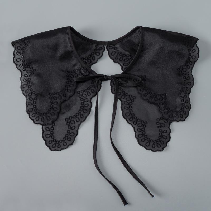 White Retro Hanfu Cloud Shoulder Shawl with Lace Trim & Embroidery for Women