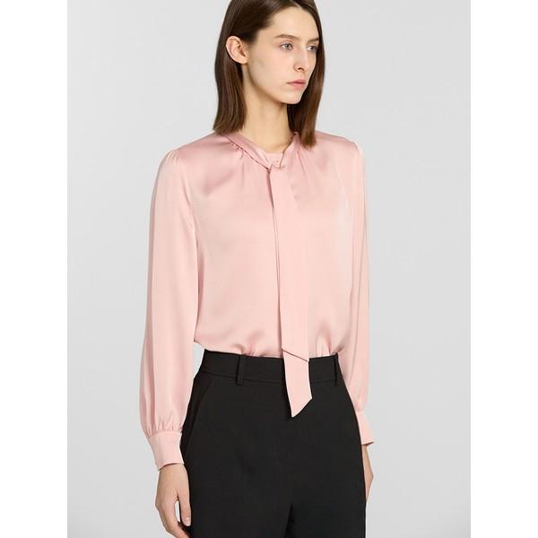  Ona ma na sobie bluzkę z guzikami i wiązaniem pod szyją Swwblo11020