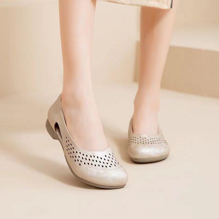 

Женские сандалии нескользящая подошва из говяжьей кожи 2025 лето новая полая средней и пожилой возраст плоская подошва дышащие супермягкие модные туфли для мамы 41 шампанского