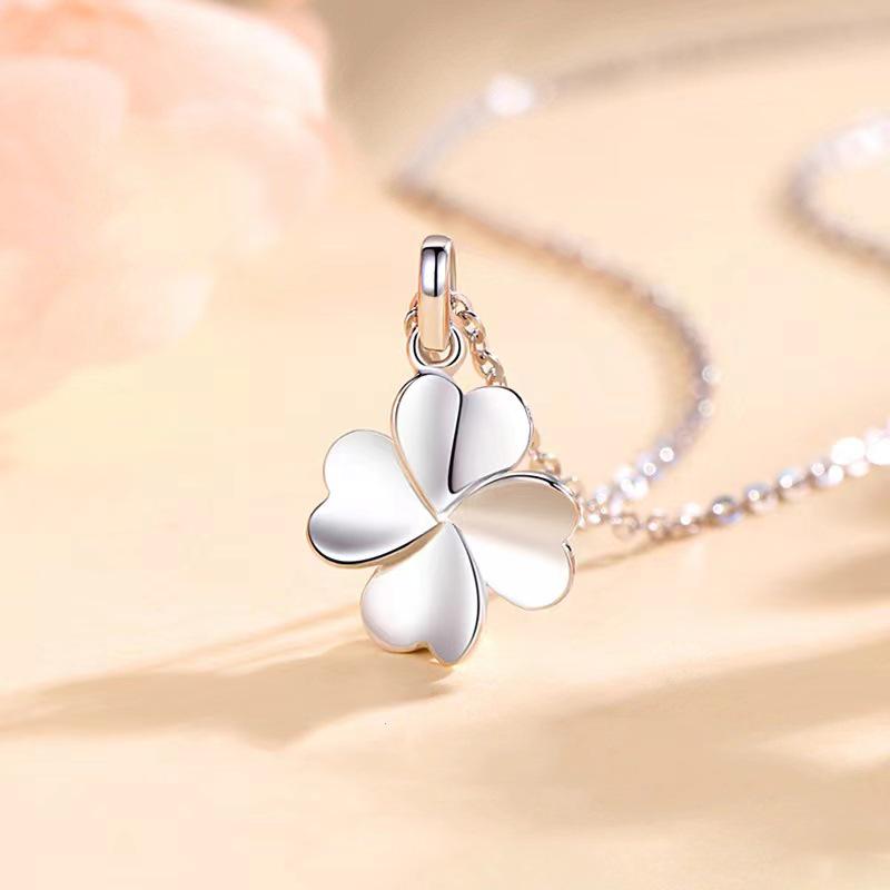 Collier Pendentif Trèfle à Quatre Feuilles Minimaliste pour Femme - Chaîne de Clavicule Rétro Luxe
