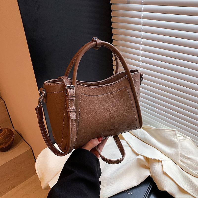 Retro simple hand-carried bucket bag women's 2025 autumn and winter new niche high-end shoulder bag casual versatile women's bag