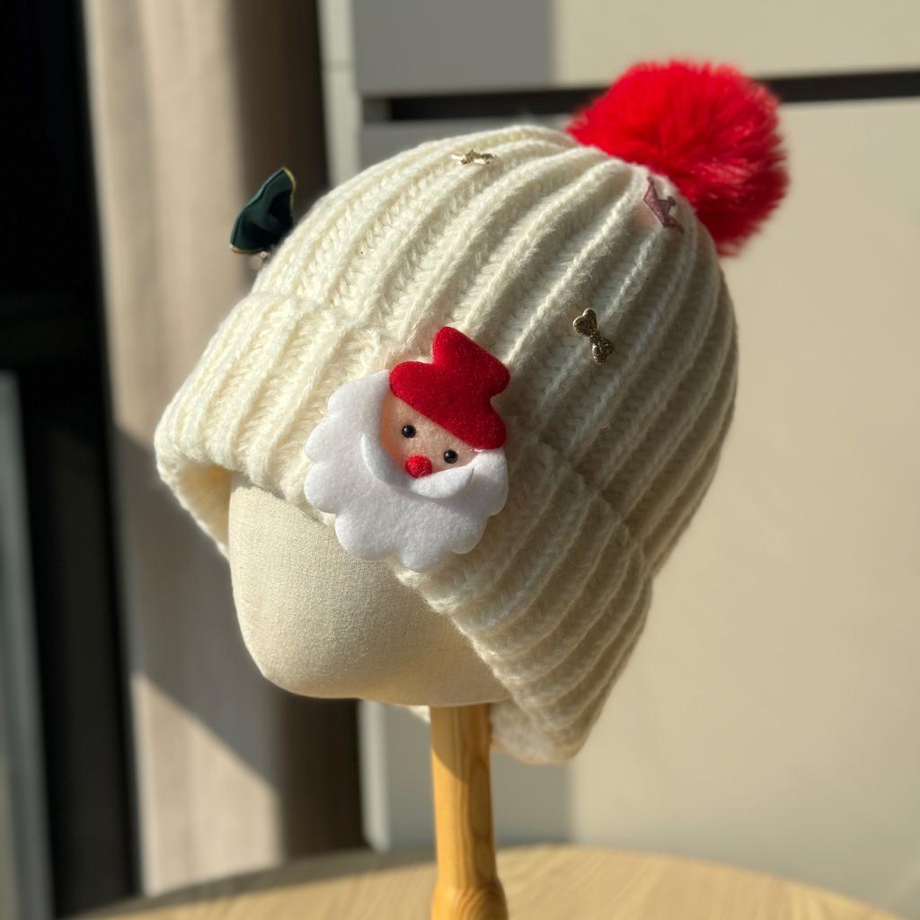 \nAutumn/Winter Santa Claus-themed red knitted hat for women with a large head circumference, which makes the face look smaller. It's a versatile,