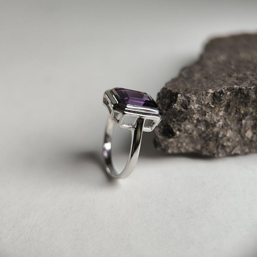 Серебряное кольцо с натуральным аметистом 3.125ct, вес изделия 4,09 гр (2179429)