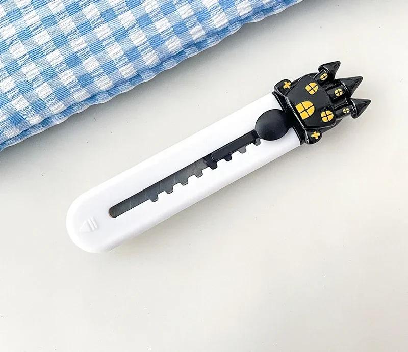 

1 шт. милый мультяшный нож на Хэллоуин для школьников, милый мини-портативный нож для бумаги, безопасный кавайный нож для коробок, школьные принадлежности