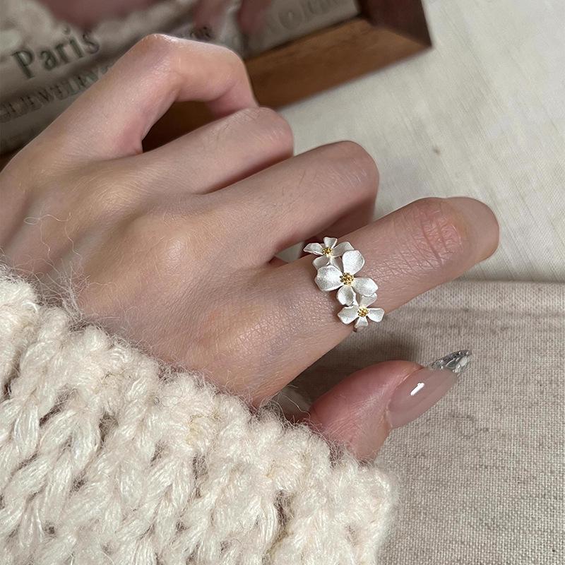 Szyścienisty Otwarty Pierścionek z Trzema Kwiatami: Wszechstronna, Modna i Unikalna Biżuteria na Rękę