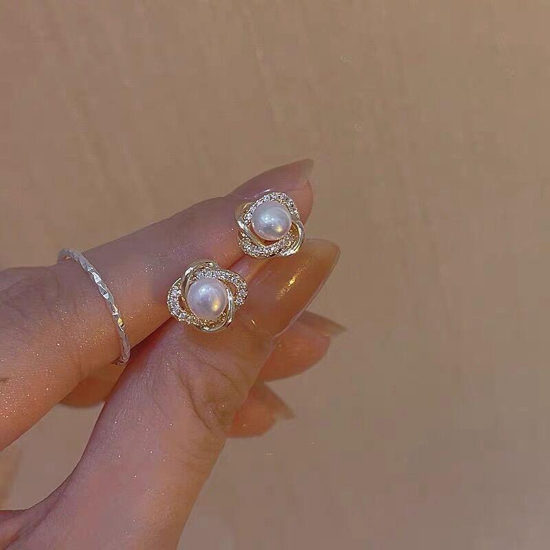 

Elegant Diamond-Studded Pearl Earrings - Luxurious and Stylish Autumn/Winter Design