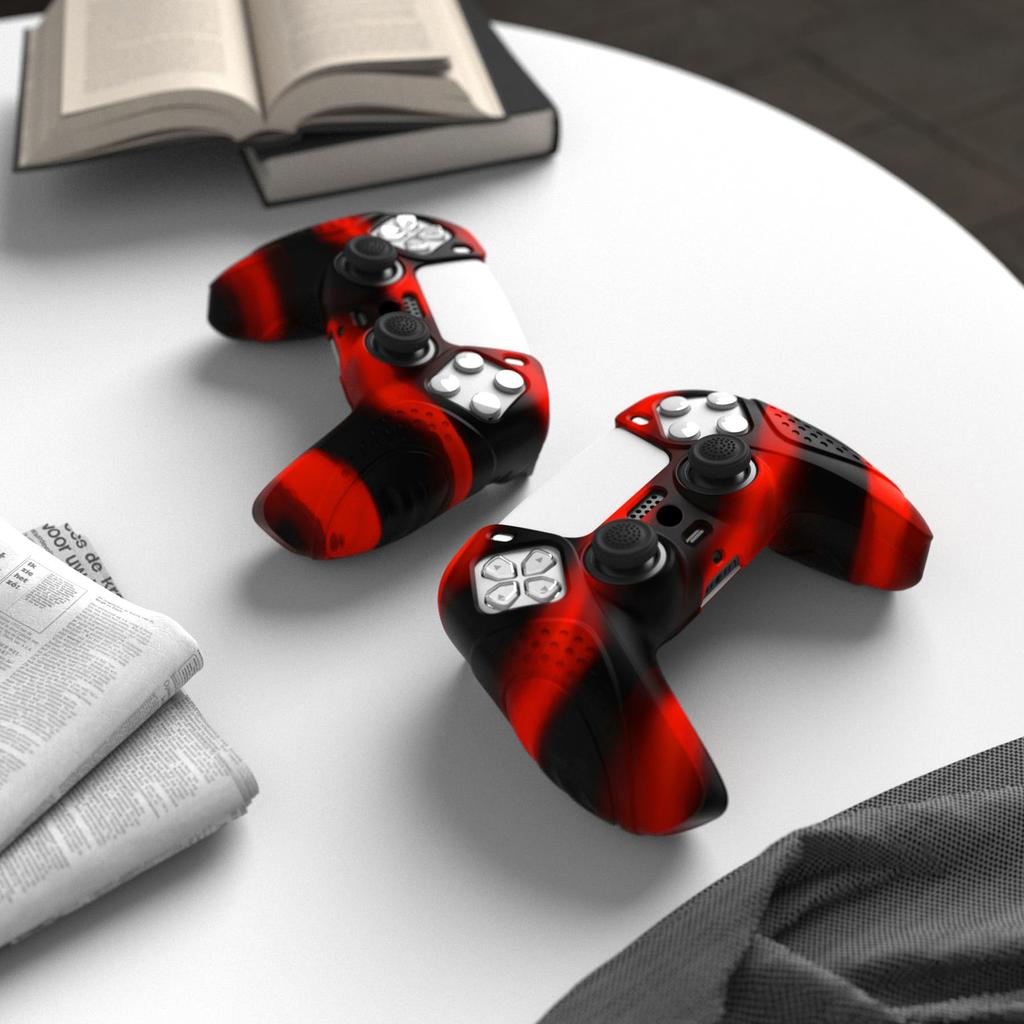 EXtremeRate PlayVital Schutzhülle für Cover für PS5 mit Stickkappe PS5, Controller, [Rot & Schwarz]