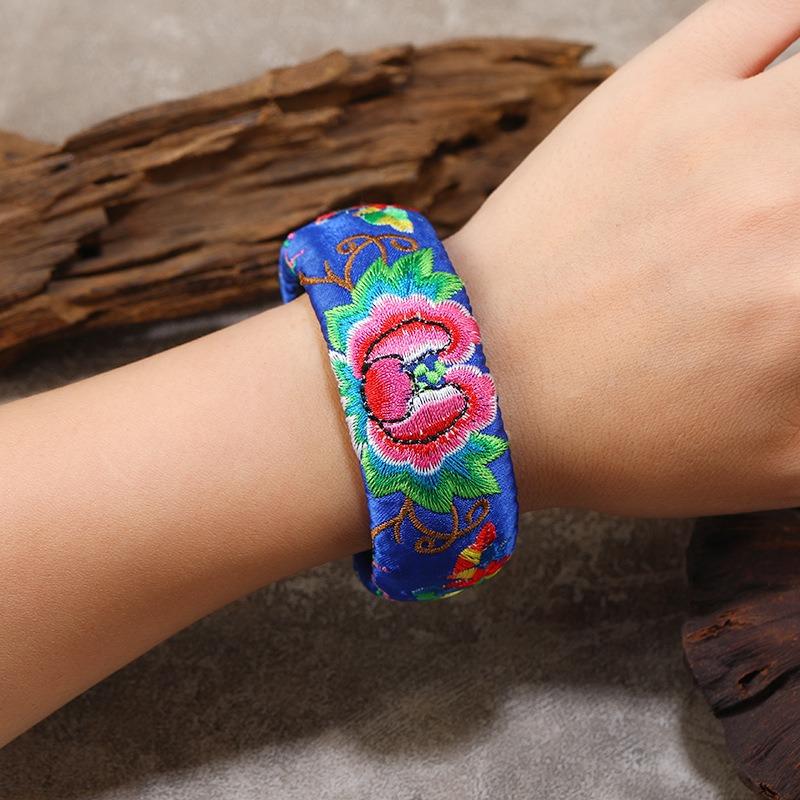 

Original embroidery fabric art, peony flower bracelet, female retro literary wide version, versatile bracelet, personalized bracelet королівський синій колір