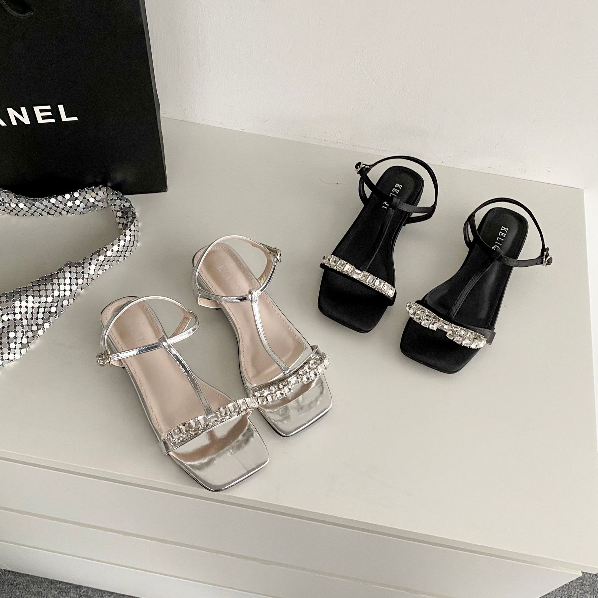 

Spring and summer 2025 new soft flat fairy style with skirt rhinestone beach roman shoes black sandals women s shoes 39 серебряный