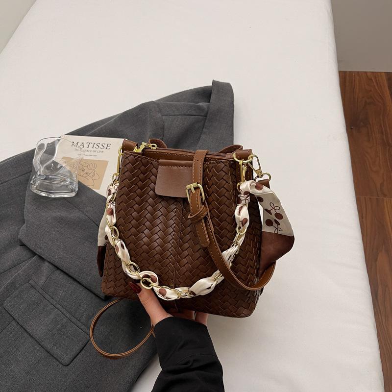 Casual, Fashionable and Simple Women's Bag, Trendy Single-shoulder Bag, Niche Color-blocking Texture Chain Hand-held Bucket Bag