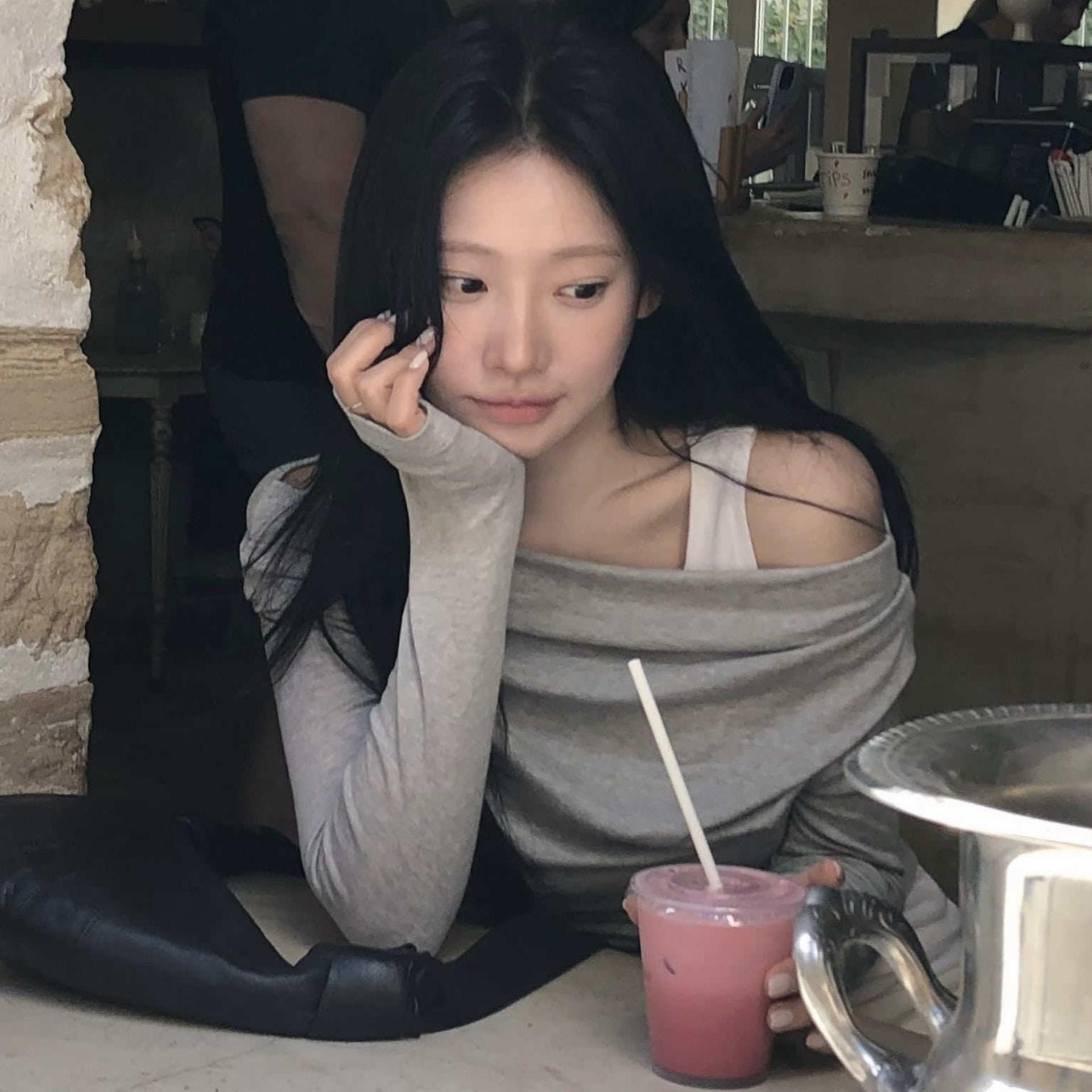 Chic Korean Off-Shoulder Layered Long-Sleeve Women s T-Shirt: 2026 Spring Slim-Fit One-Shoulder Two-Piece Style. One Size серый