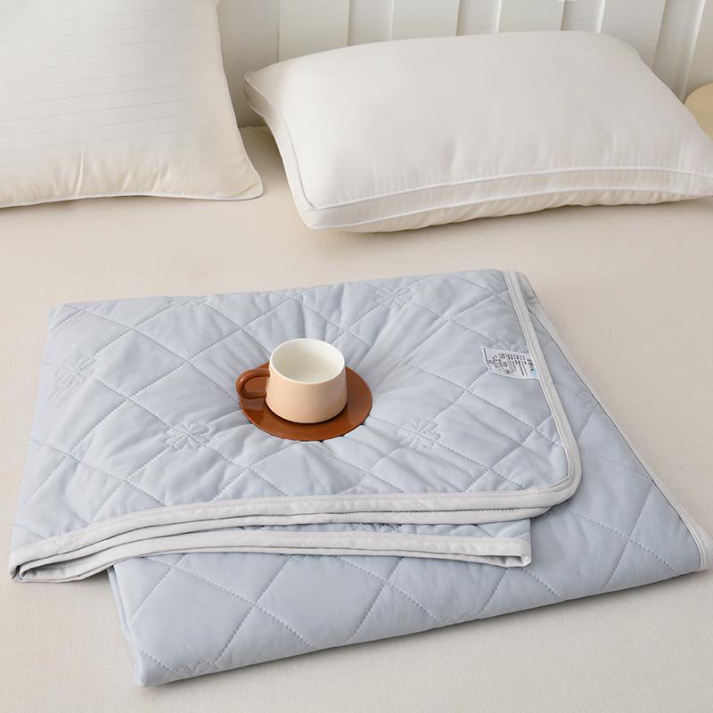 

Летнее одеяло из охлаждающего шелка: Однотонный, Машинная стирка, Идеально для кондиционирования и сна нагишом 70x100cm (Random Color)