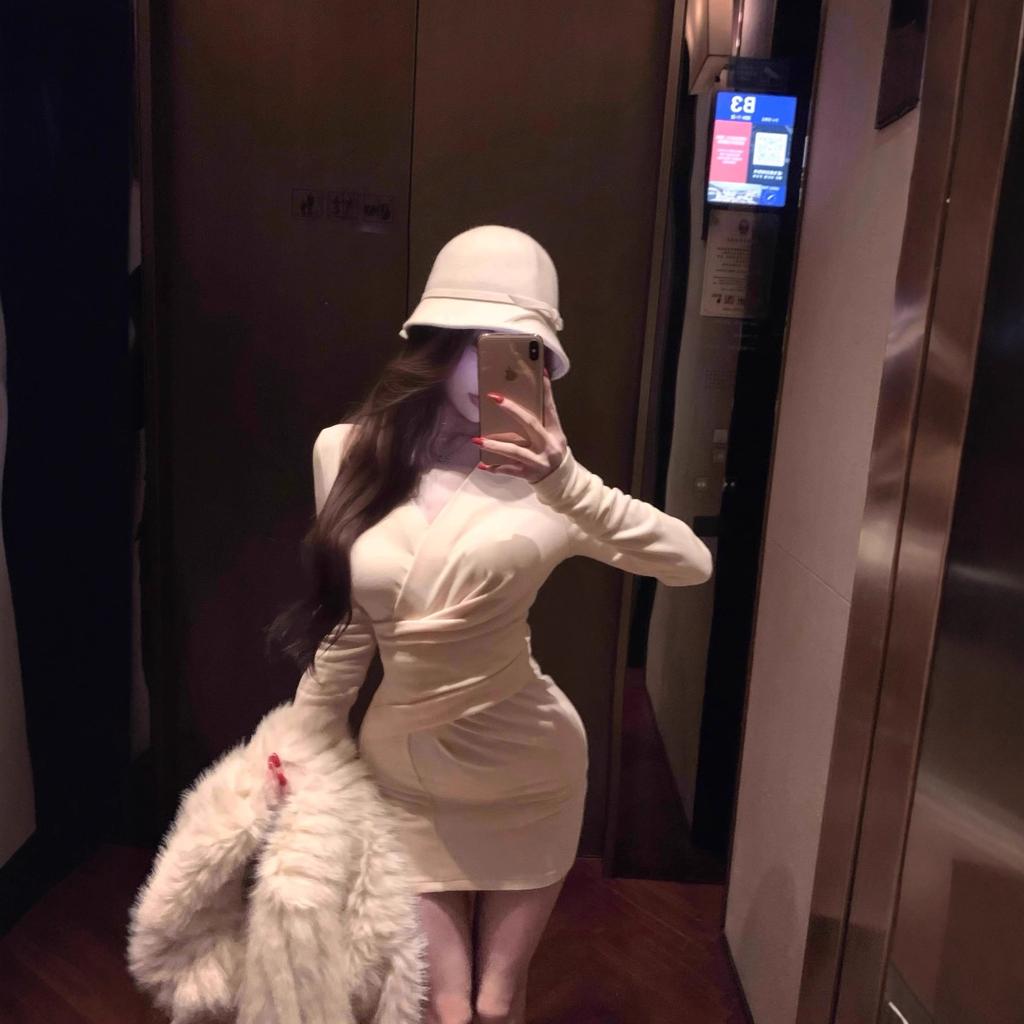 French pure desire slim-fit V-neck bottoming dress children's design sense niche waist temperament hip-wrapped short skirt winter