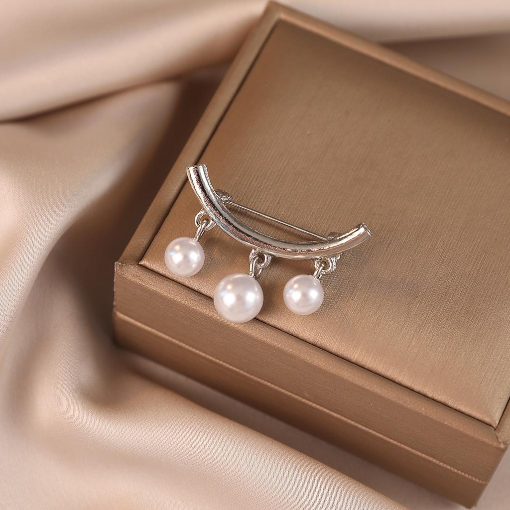 Silver pearl smiley face anti-light brooch light luxury pin anti-light buckle versatile corsage clothing accessories