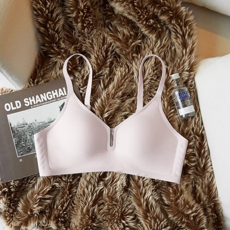 Traceless underwear, women's small breasts gather, big breasts show small, thin anti-sagging latex bra, fixed cup, no steel ring bra.