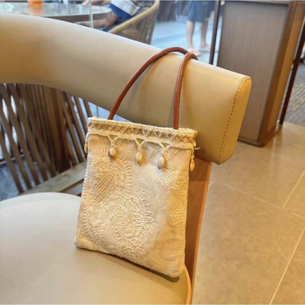 Shell Tassel Pendant, Jacquard Embroidery Bag, Mobile Phone Mini Messenger Bag.