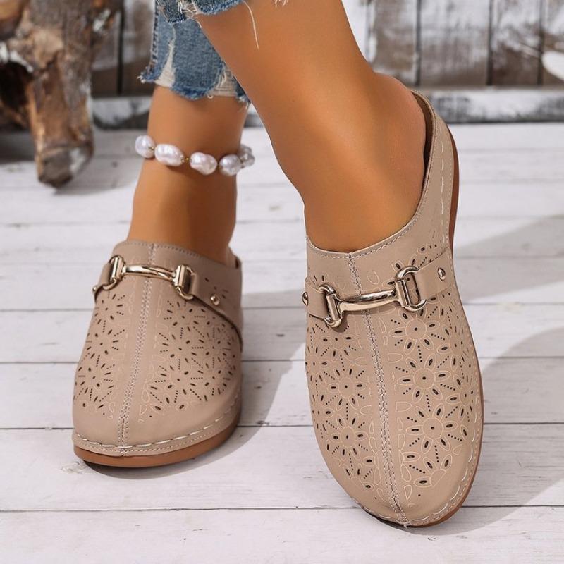 Ciabatte Comode da Donna - Scarpe Slip-On Zeppa con Intagli Floreali e Fibbia Metallica