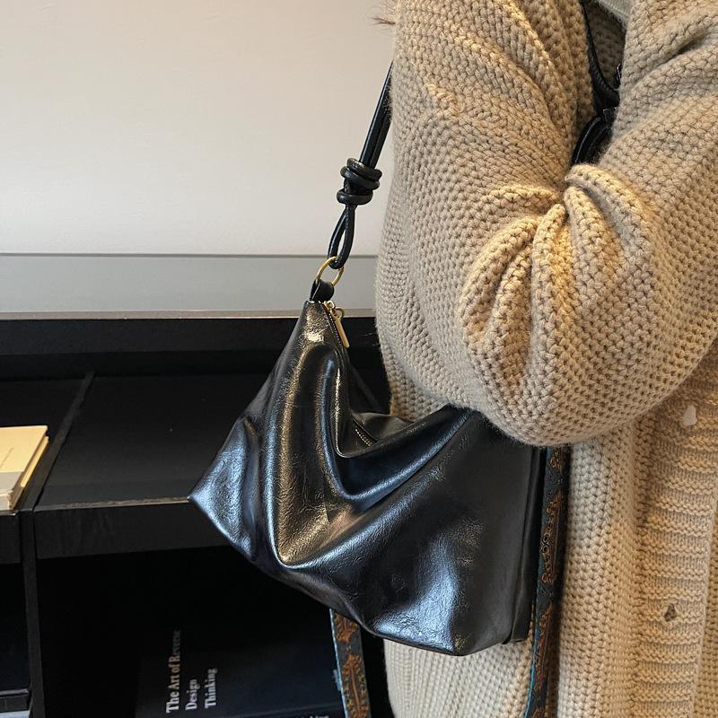 Yogodlns Lässige Modische Damen Schultertasche Einfacher Urbaner Stil PU-Material Große Kapazität Tägliche Kombination Crossbody Boston Tasche