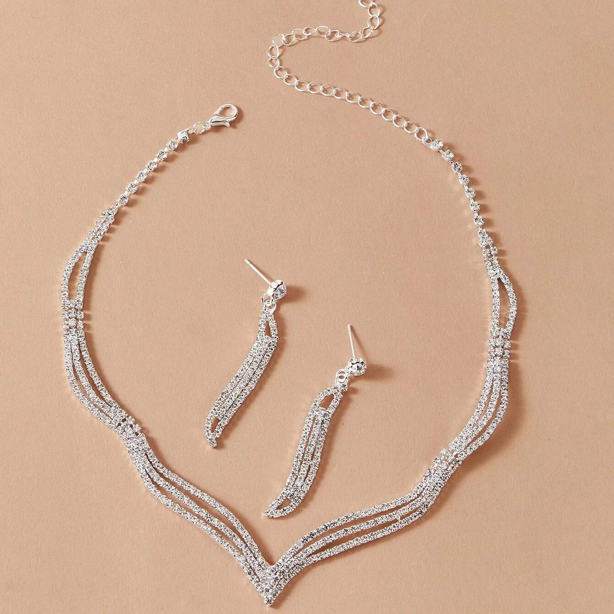 

Набор из 3 предметов: женское модное дизайнерское колье, серьги с цирконами. Подходит для свадьбы, вечеринки, фестиваля, в качестве подарка.