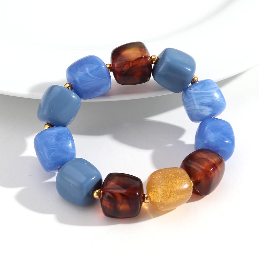 Neues mehrfarbiges geometrisches Acryl-Perlenarmband für Damen Trendiges unregelmäßiges quadratisches Harz-Elastikarmband Handgemachter Schmuck Geschenk