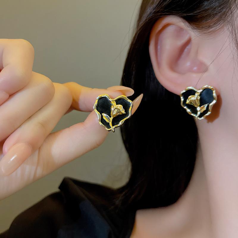 Niche Retro Love Earrings Female Super First Versatile Rose Earrings High -Level Sensory Versatile Ear Jewelry 