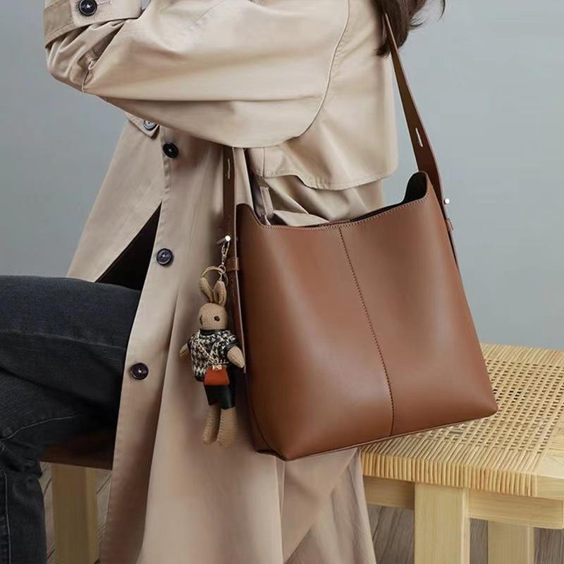Luxurious Bucket Bag, Versatile Crossbody Bag for Women, Popular Internet Sensation, Large Capacity Casual Shoulder Bag with Bunny Accessory