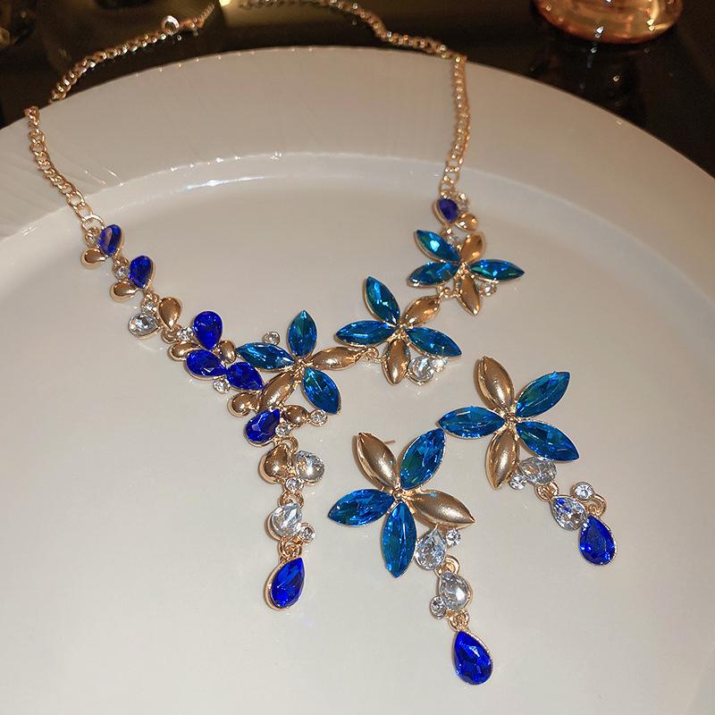 Naszyjnik z kwiatem z cyrkonii w stylu retro - Łańcuszek na obojczyk w stylu light luxury