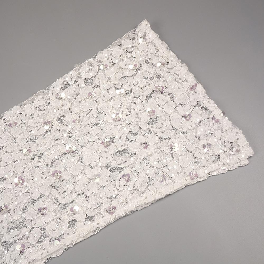 Elegante Vestido Blanco de Encaje con Cuello Alto, Mangas tipo Chal y Cintura Calada