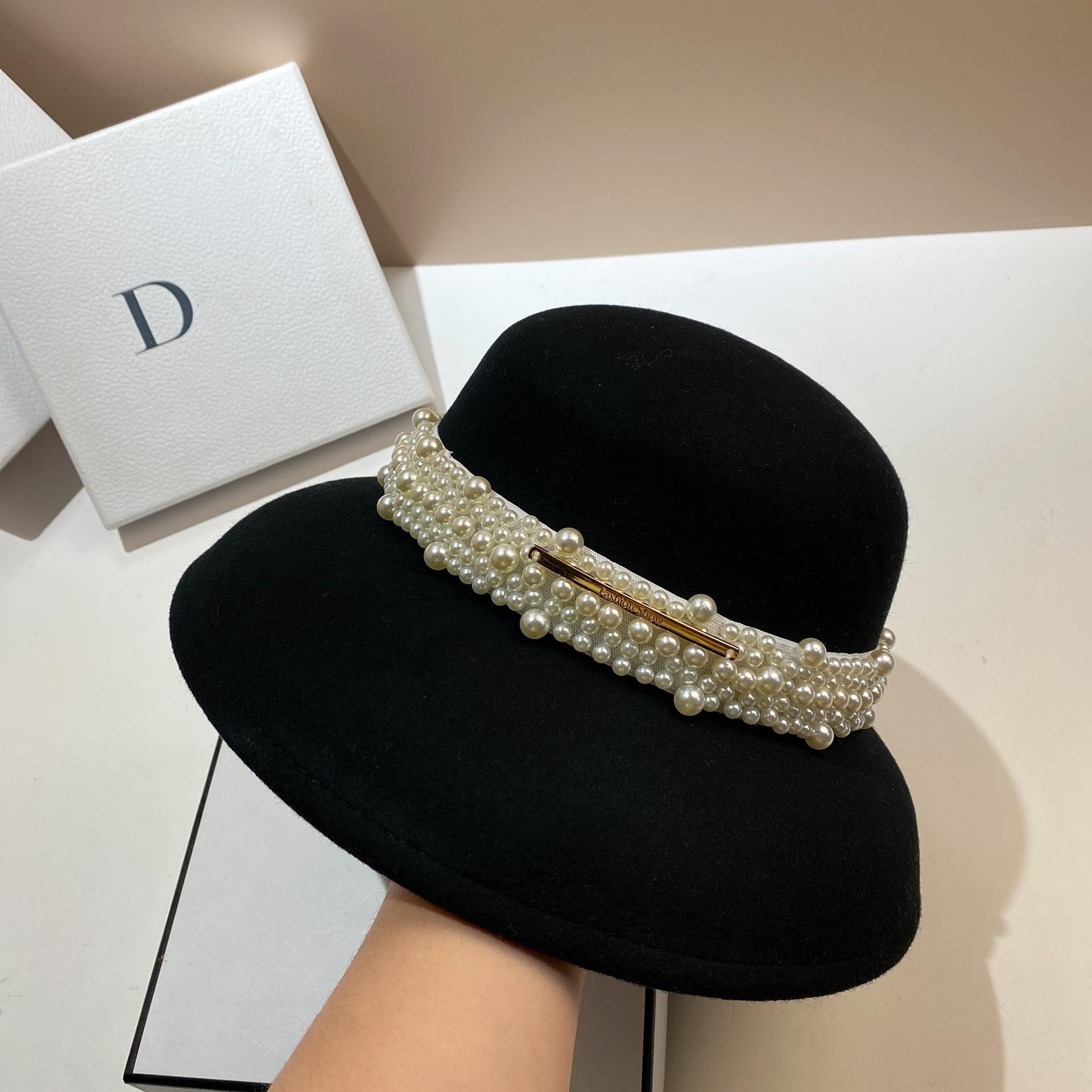 

Новий вовняний абажурний капелюх у стилі Хепберн Жіноча мода Європейська та американська світська леді Стиль Сяосян Перлинний циліндр Важка промисловість Легка розкіш Adjustable чорний