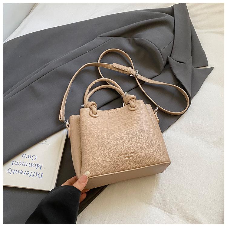 

Simple casual fashion high value handbag women 2025 autumn new trend line fashion foreign temperament bag