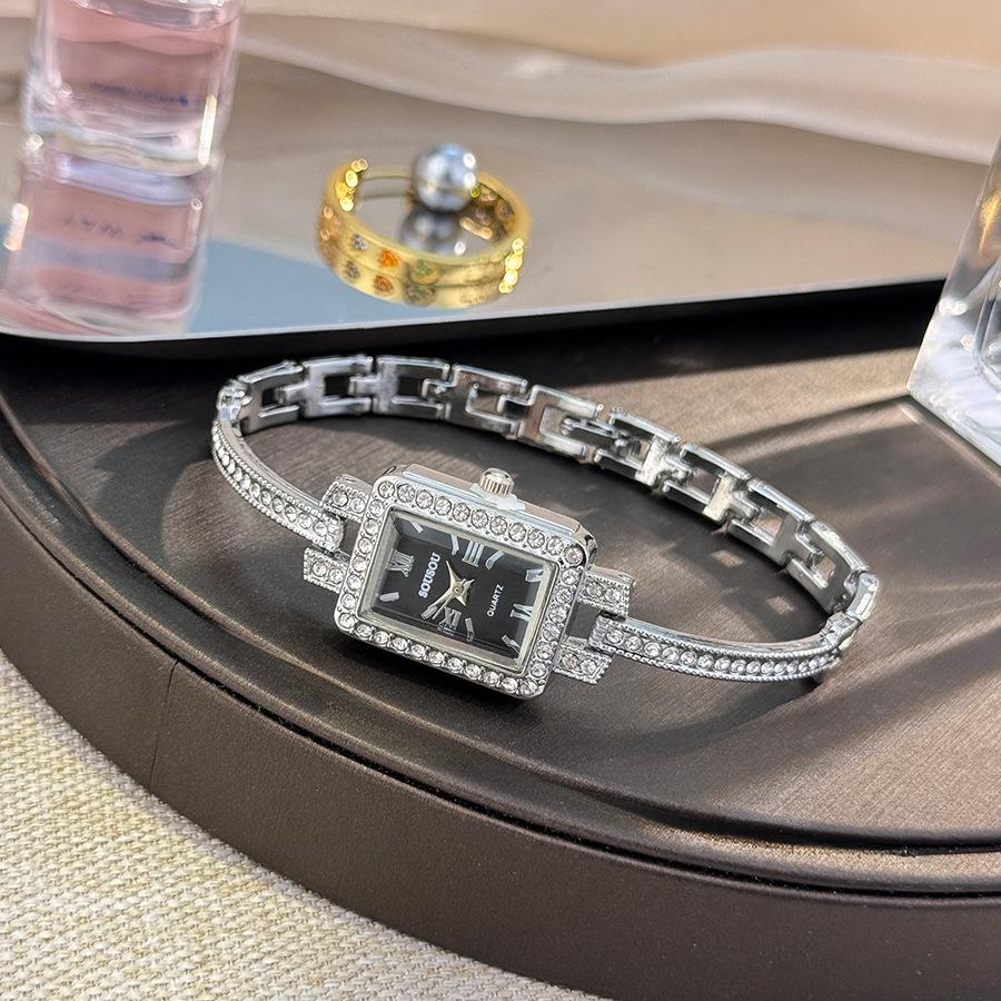 Utsökt Damklocka Enkel Fyrkantig Helt Diamant Digital Kvarts Klocka Guld Rostfritt Stål Armband Dam Klänningsklocka Gåvor