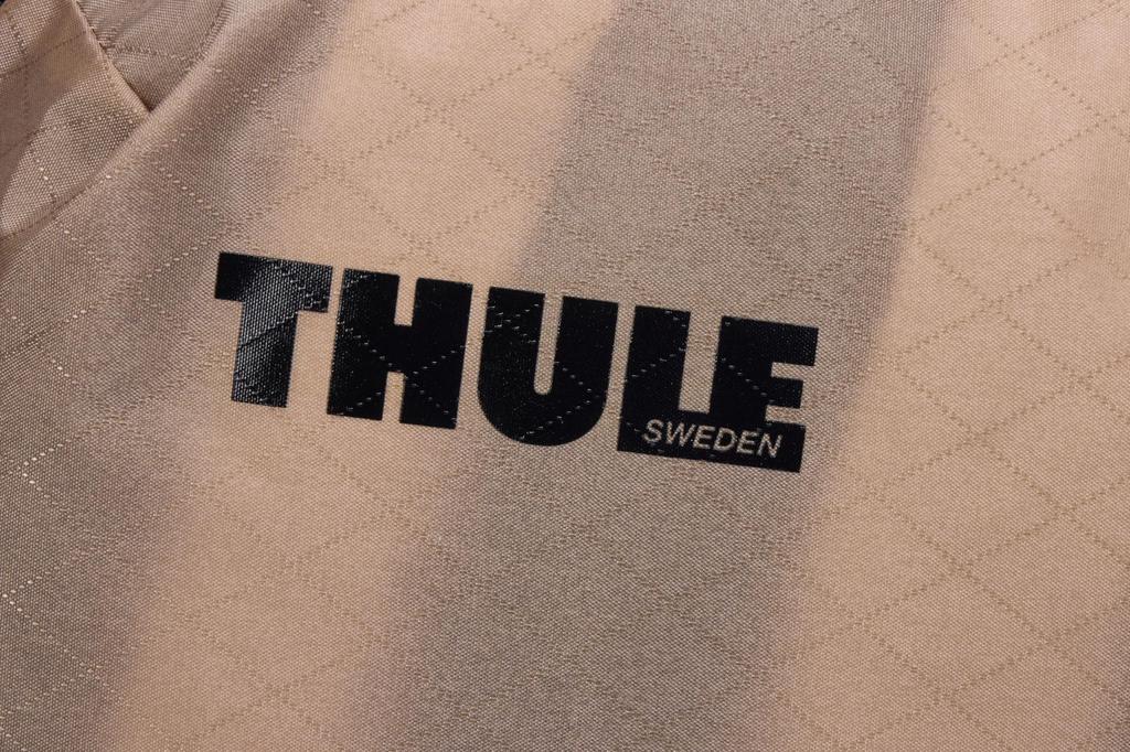 THULE Compression Packing Cube Medium Case - Durable, Water-Repellent, Holds Approximately 10 T-Shirts, 3205561 Gentle Beige
