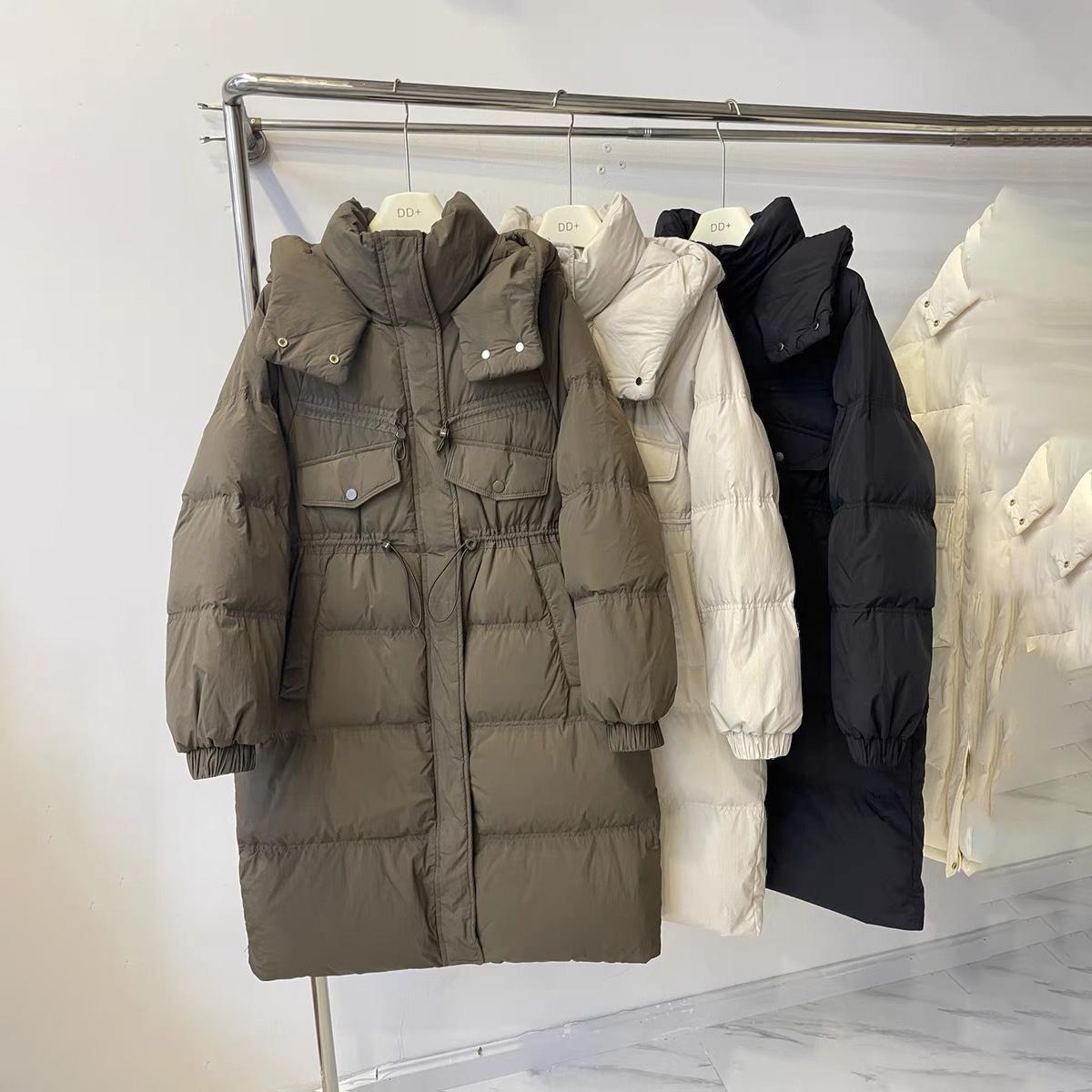 Женская зимняя осенняя куртка-пуховик с воротником-стойкой и капюшоном — фото 10