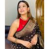 Dieser wunderschöne Saree ist elegant mit wunderschönem solidem Jacquard-Gewebe verziert, das dem Outfit einen perfekten Look verleiht.