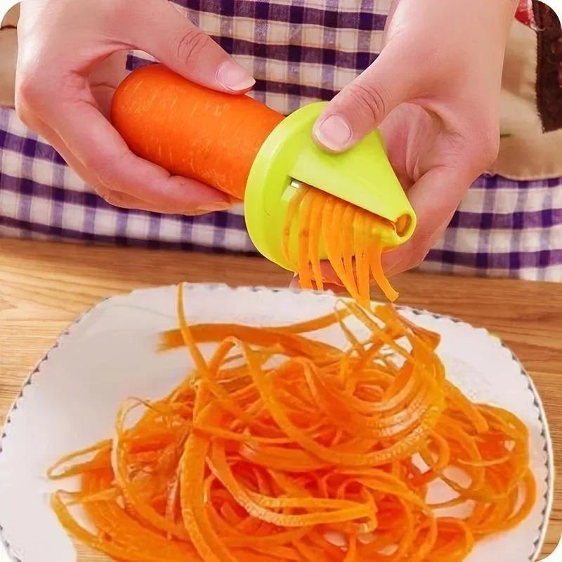 Utensili da Cucina Grattugia Carota Grattugia da Cucina Verdura Multifunzione Affettatrice a Spirale Pelapatate Manuale Patata Ravanello Grattugia Rotante