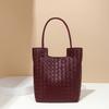 Сумка плетеная женская высококлассная сумка-тоут для通勤, темпераментная европейская и американская новая сумка подмышку большой вместимости, сумка для отдыха
