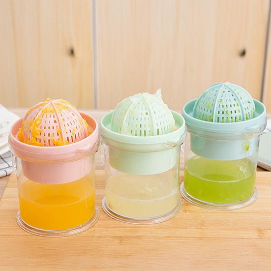 Manual Juicer 450ml Compact Container Non Slip Stable Base Portable Citrus Squeezer for Lemons Limes Oranges Easy to Clean Friendly Kitchen Tool
