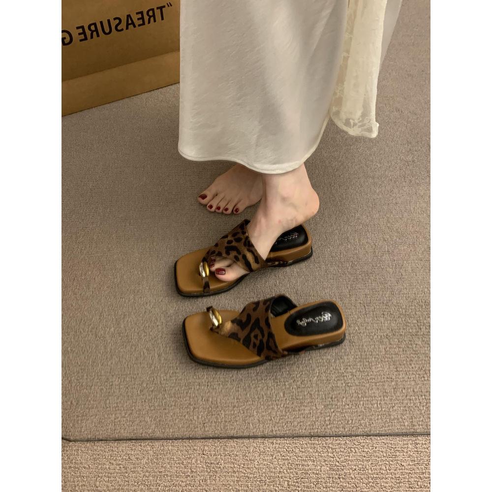 French Retro Metal Buckle Cover Toe Sandals Women's 2025 New Niche Thick-soled One-pedal Beach Shoes Summer Wear