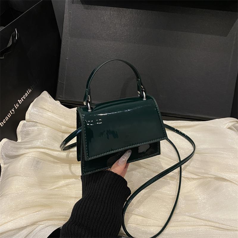 Nova bolsa quadrada pequena e popular para o dia a dia, bolsa de ombro e transversal com temperamento simples, bolsa feminina versátil de cor sólida