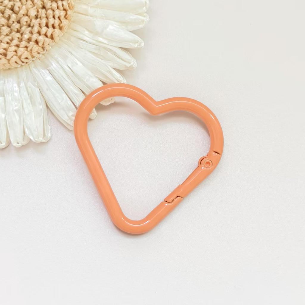 Portachiavi a forma di cuore colorato con moschettone a molla in lega di zinco e moschettone per aggancio animali domestici
