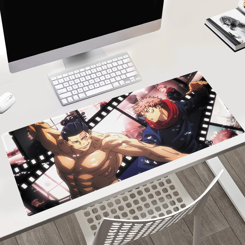 Tapis de bureau Jujutsu Kaisen 40x90x0.3CM avec les personnages Gojo, Yuji et Megumi.