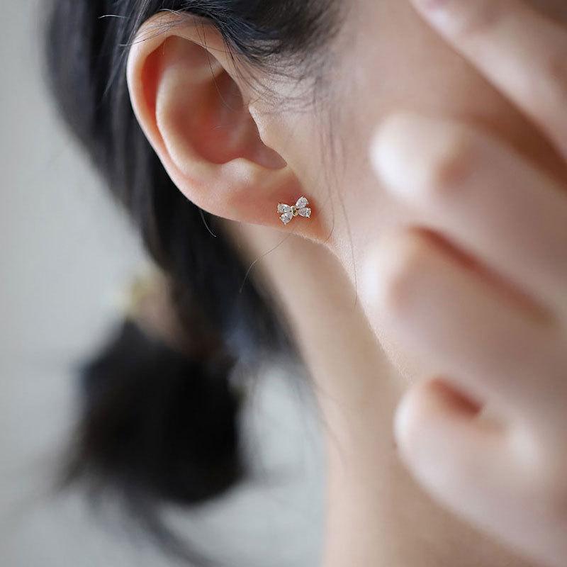 Exquisite and Compact Bow-shaped Earrings for Women, Light Luxury Earrings, Fashionable and Versatile Jewelry.