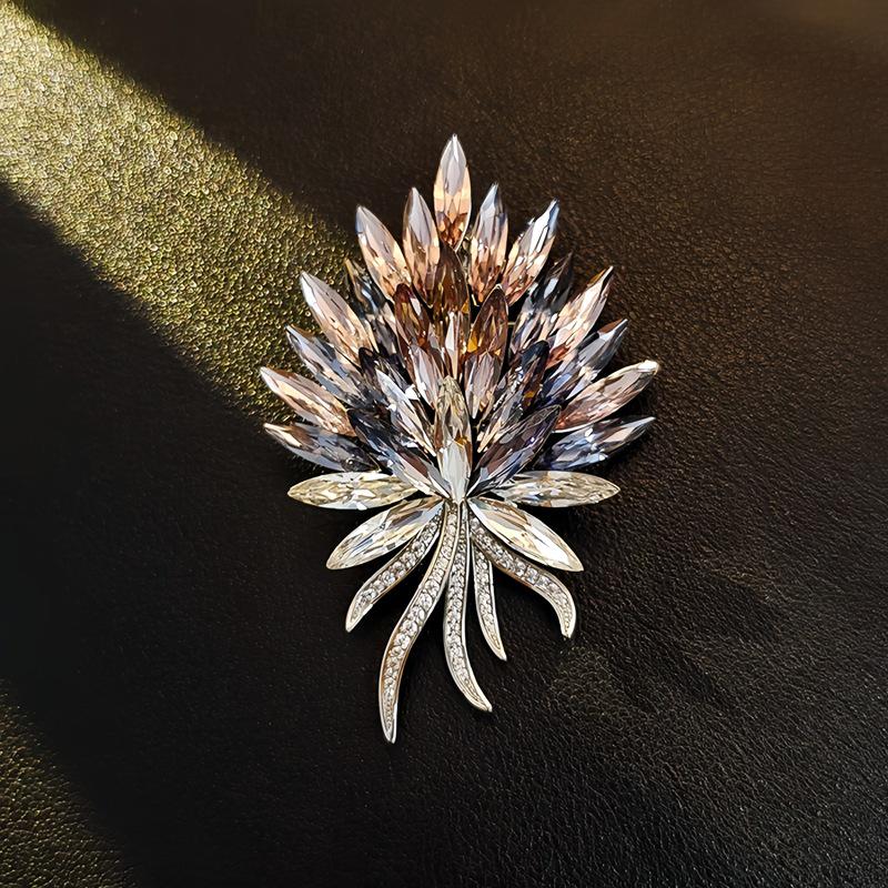 Элегантная брошь-животное со стразами: Дизайн цветов высокого класса для женских пальто и аксессуаров